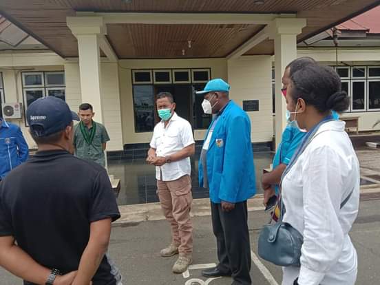 Pemuda Merauke bersama Kapolres Merauke saat memasukan laporan/update berita