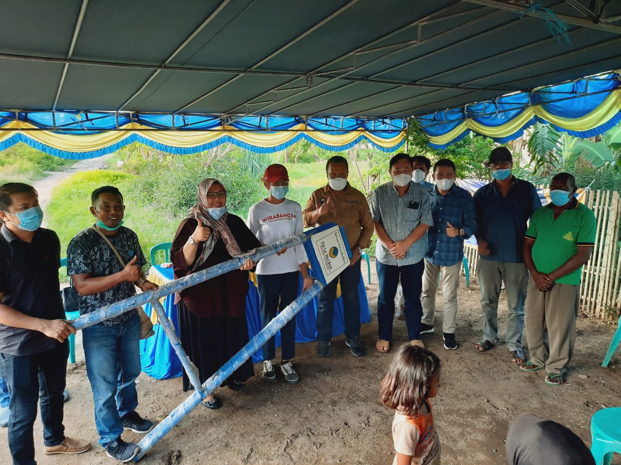 Sulaeman L Hamzah Serahkan Bantuan Ayunan untuk Anak-anak sekolah Alam Asli Papua di Gudang Arang